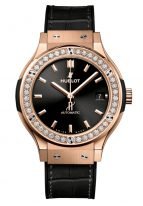 Женские часы Hublot Classic Fusion 565_OX_1480_LR_1204 в розовом золоте с бриллиантовым рантом, на черном матовом циферблате золотые часовые метки и стрелки, кожа кроко.