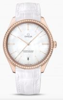 Женские наручные часы Omega De Ville-432_58_40_21_05_001 с датой в розовом золоте с бриллиантами, на светлом перламутровом циферблате золотые часовые индексы   и элегантные золотые стрелки, белый кожаный ремешок.