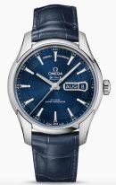 Мужские наручные часы Omega De Ville-433_33_41_22_03_001 с календарем в стальном корпусе, на синем циферблате с радиальным сатинированием часовые индексы и  тонкие стрелки из белого золота, синяя кожа кроко.