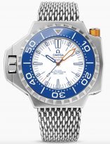 Мужские наручные часы Omega Seamaster-227_90_55_21_04_001 дайверские в титановом корпусе с датой, на белом лакированном циферблате люминесцентные метки и стрелки оранжевого и синего цвета, стальной браслет.