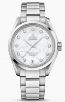 Женские наручные часы Omega Seamaster-231_10_39_21_55_002 с датой в стальном корпусе, на светлом перламутровом циферблате бриллиантовые часовые индексы, люминесцентные стрелки, стальной браслет.