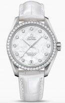 Женские наручные часы Omega Seamaster-231_18_39_21_55_001 с датой в стальном корпусе с бриллиантовым безелем, на светлом перламутровом циферблате бриллиантовые часовые индексы, люминесцентные стрелки, белая кожа кроко.