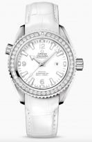 Женские наручные часы Omega Seamaster-232_18_42_21_04_001 с датой в стальном корпусе с бриллиантовым рантом, на белом керамическом циферблате арабские цифры и люминесцентные метки и стрелки, белая кожа кроко.
