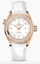 Женские наручные часы Omega Seamaster-232_58_38_20_04_001 с датой в розовом золоте с бриллиантовым рантом, на белом циферблате золотые люминесцентные метки и стрелки, белая кожа кроко.
