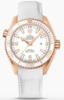 Женские наручные часы Omega Seamaster-232_63_42_21_04_001 с датой в розовом золоте, на белом керамическом циферблате золотые арабские цифры и люминесцентные метки и стрелки, белая кожа кроко.